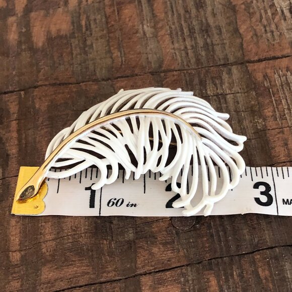 Vintage Monet Gold Tone and White Enamel Feather Brooch Pin Wispy - Picture 4 of 5